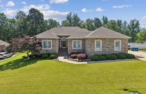 588 Laura Ln NE